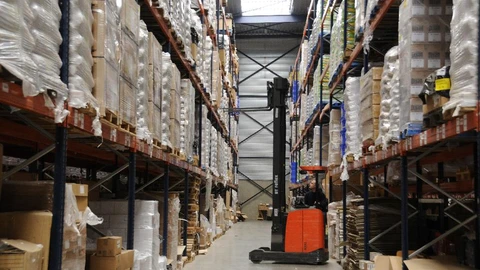 Logistiikka trukki varastossa
